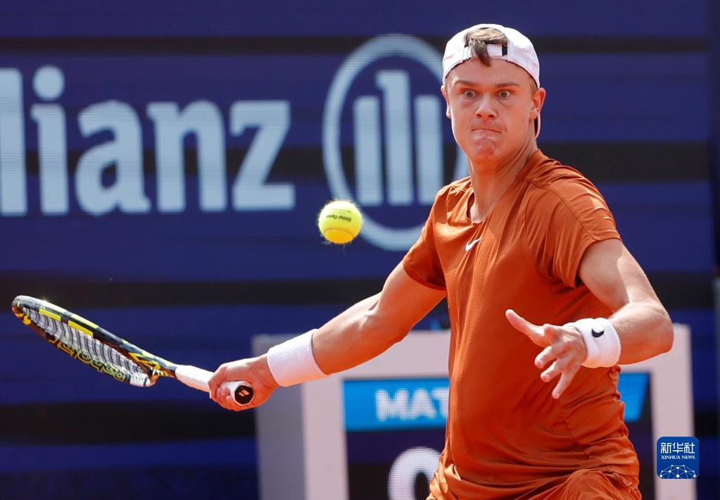 绩奠定了坚 绩奠定了坚